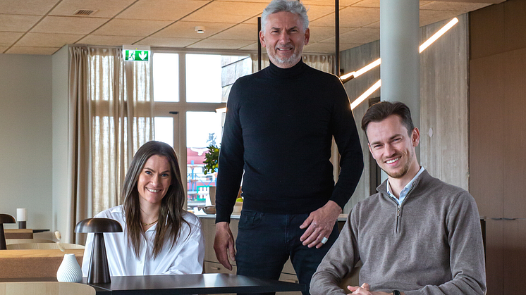 Martine Aakre (COO), Peter Aakre (CEO) og Sondre Aakre (COO) i Aalesund Protective Wear AS er fornøyde med å etablere seg sentralt i Ålesund og sier det er en viktig del av den fremtidige strategien.