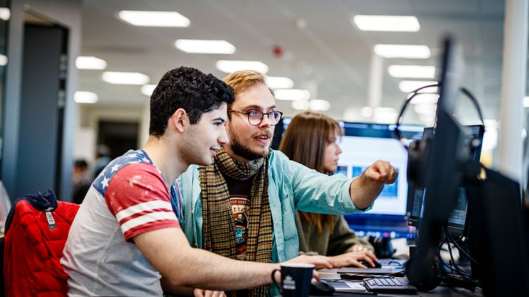 Elev och lärare på Boden Gamecamp. Foto Mats Engfors/Fotographic