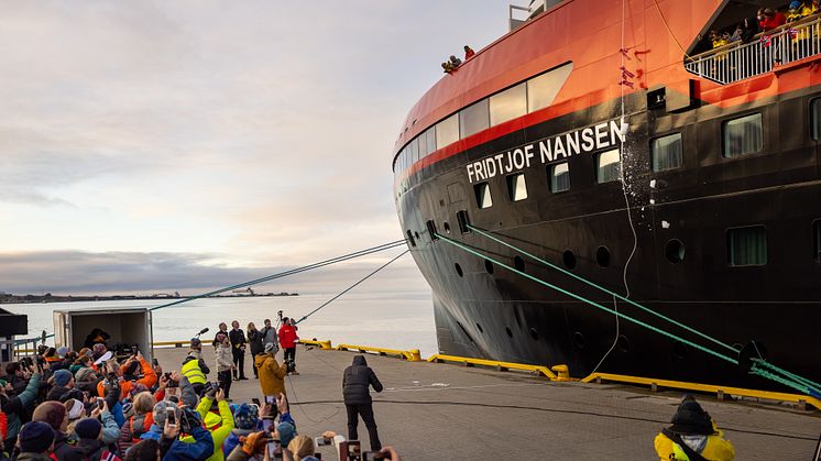 FOLKEFEST: Flere hundre mennesker var samlet på havnen i Longyearbyen for å feire dåpen av MS Fridtjof Nansen. FOTO: Espen Mills/Hurtigruten Expeditions