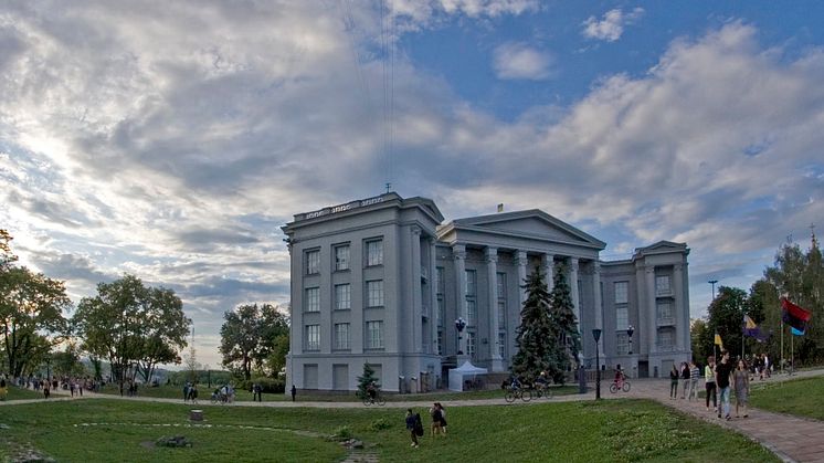 Nationalmuseet för Ukrainas historia i Kiev. Foto: Wikimedia Commons. https://bit.ly/3HG1pEB File:Дом под небом голубым.jpg
