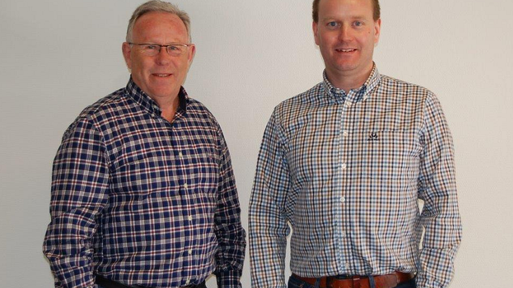 Ny Ford-forhandler i Halden: til venstre Christian Løchen, daglig leder Halden Auto og til høyre Geir Løchen, salgssjef Halden Auto