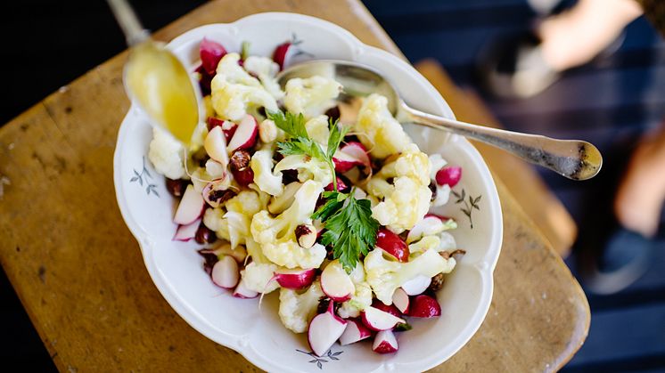 Sommarsallad med blomkål, rädisa och honungssenapsdressing!