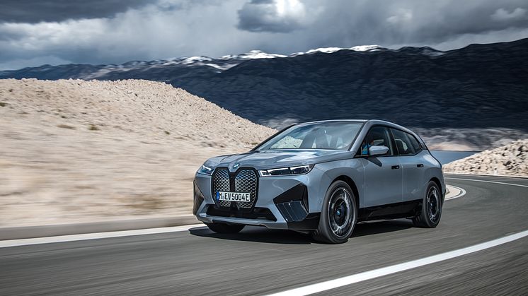 Helt nye BMW iX xDrive40 og BMW iX xDrive50: Nye målestokker for ren elektrisk kjøreglede