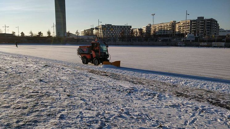 Brøyting av skøyteis på Vannspeilet. Foto Asbjørn Johnsrud, Kulturetaten