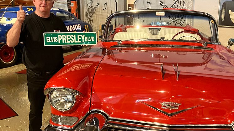 Lasse Theader och hans utställning om Elvis finns på plats Gatan utanför blir Elvis Presley Boulevard med flera utställda Cadillac.jpg