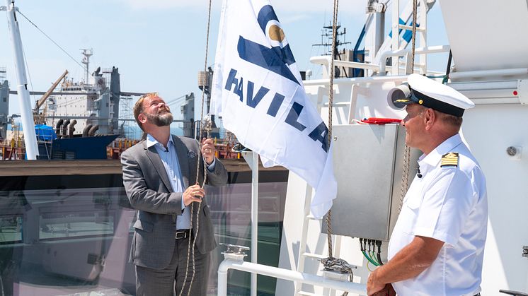 Administrerende direktør Bent Martini heiser rederiflagget til Havila Kystruten om bord på Havila Polaris. Til høyre: kaptein Kurt Harald Nærbø. (Foto: Martin Giskegjerde/Oclin)