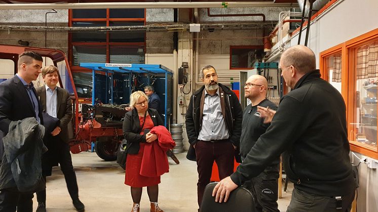 Riksdagsledamöterna från centerpartiet fick en rundvandring inom utbildningsområdet Teknik och industri. Här på utbildningsavdelningen som bland annat utbildar lastbils- och maskinmekaniker.