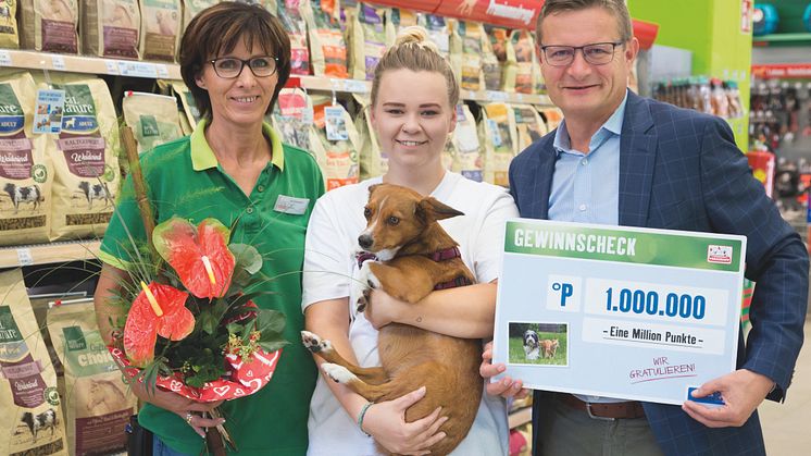 Fressnapf Filialleitung Margit Harb mit der neuen Punktemillionärin Natalie J. und ihrer Mischlingshündin Amy und Fressnapf Geschäftsführer Hermann Aigner