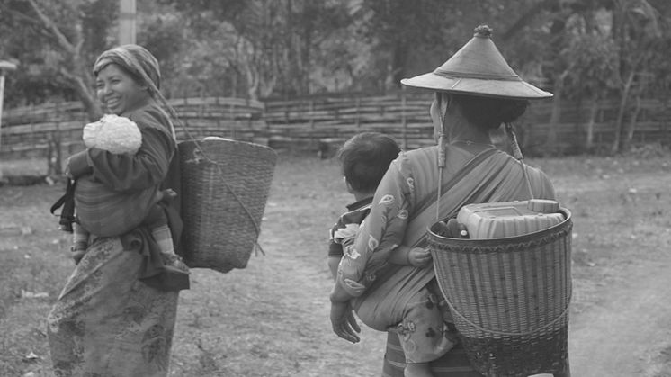 Kvinnor som hämtar vatten i Kayah-staten. Foto: Zin Mar Phyo
