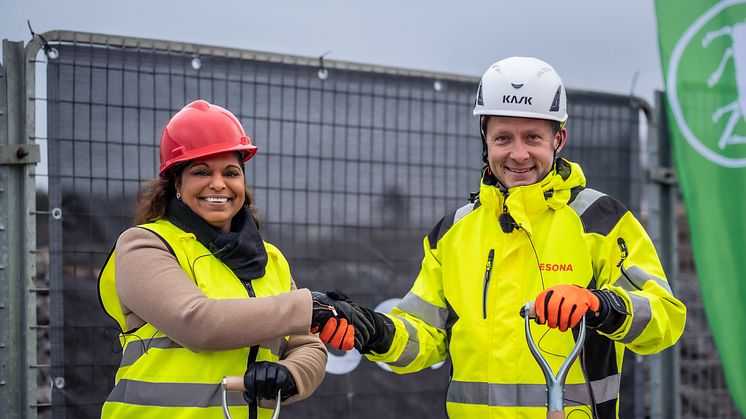 Emma Feldman, kommunstyrelsens ordförande i Järfälla, och Fredrik Bele, VD på Resona, tar första spadtaget för KV11 i Barkarbystaden