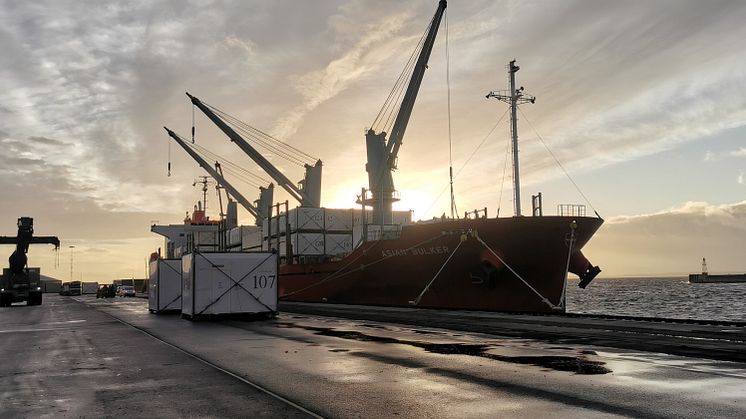 Husmoduler för H22-projektet Rehouse lossas i Helsingborgs Hamn.