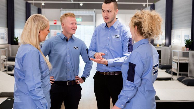 Medewerkers van JYSK werken samen om energie te besparen