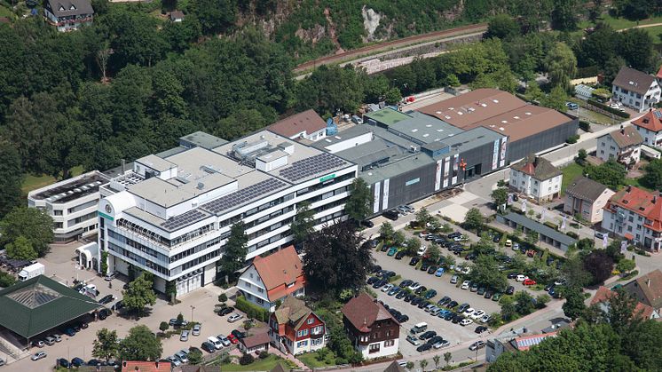 Det hele begyndte, da virksomhedens grundlægger Hans Grohe åbnede sit metalværksted i et skur i Schiltach. Her ses koncernens hovedsæde i dag, med tilknyttet besøgs- og oplevelsescenter kaldet Hansgrohe Aquademie.