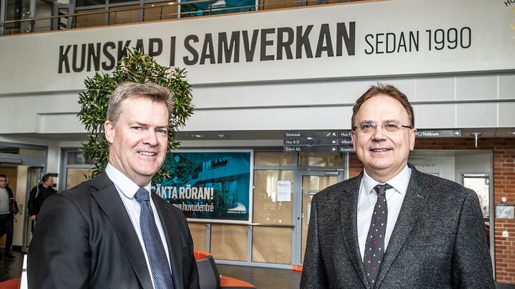 Henrik Runnemalm, forskningschef på GKN Aerospace och Marin Hellström, rektor på Högskolan Väst tillsammans under högskolans devis