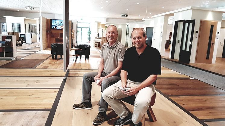 Rudolf Greiter (links) und sein Neffe Sylvester Greiter (rechts) leiten die Holz Greiter GmbH, die zum 1. Januar 2024 zur hagebau wechselt (Foto: Holz Greiter GmbH, Abdruck honorarfrei)