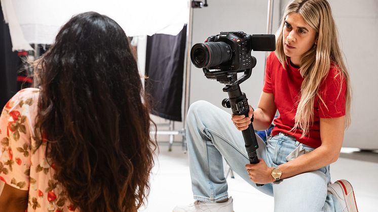 EOS C80_Lifestyle_Product_on_gimbal_crouching_65414.jpg