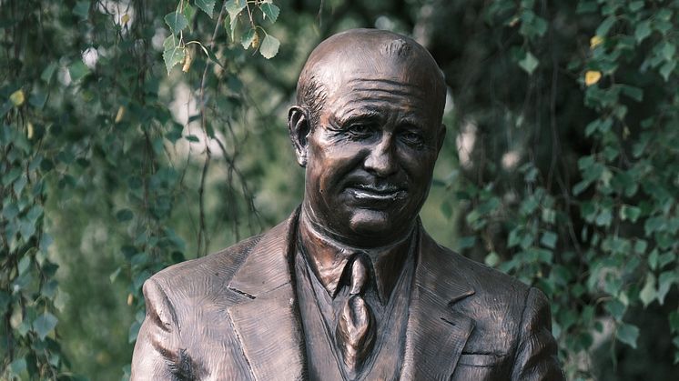Knute Rockne er ein av dei som har fått sin eigen video. Han var spesielt kjent for sine prestasjonar som trenar i amerikansk fotball, i USA.