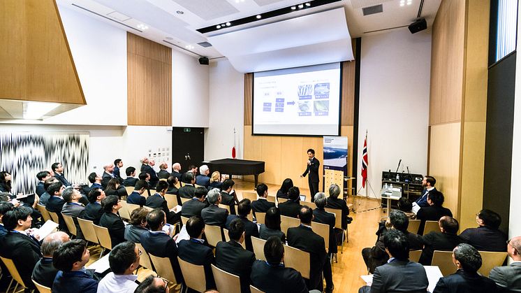 Paul Tsai fra ProMar presenterer under makrellseminaret i Tokyo
