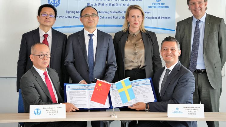 Systerhamnsavtalet undertecknades av Dong Yan Ze, direktör för transportstyrelsen i Shenzhenregionen och Göteborgs Hamn AB:s vd Elvir Dzanic. Bild: Göteborgs Hamn AB.