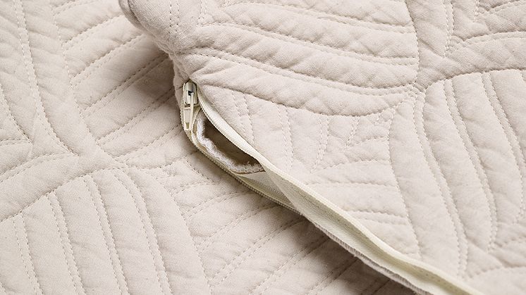 prydnadskudde_lovsta_beige_closeup