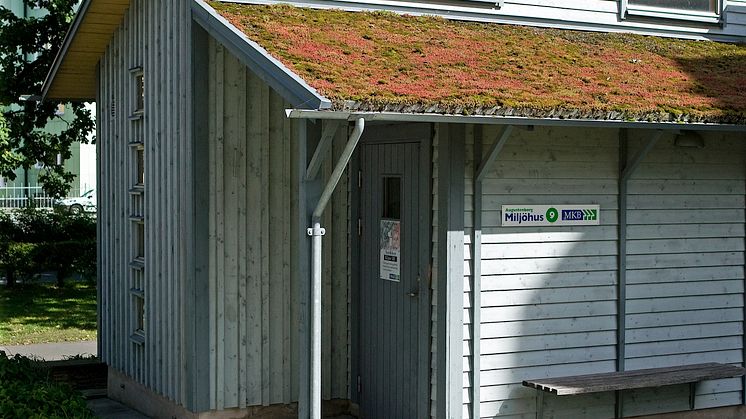 Gröna tak hos MKB Fastighets AB gödslas med återvunnet material