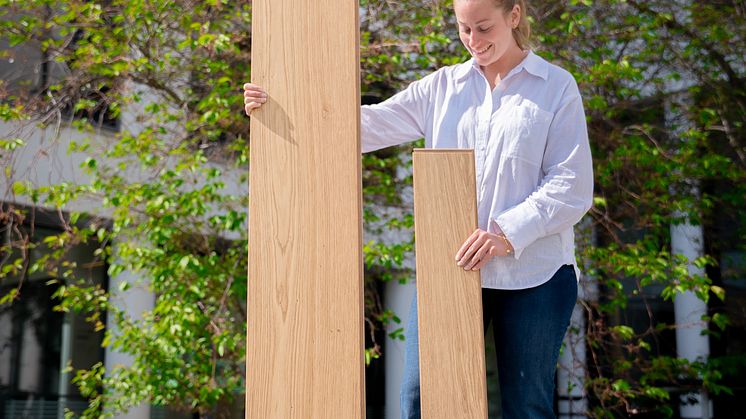 XL-kokoinen Bjelin-lattialankku verrattuna uusimpaan kokoon Small.