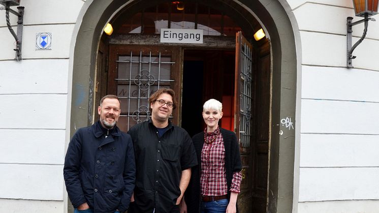 Oliver Schröter, Jörg Folta und Anja Wedwitschka vom Felsenkeller freuen sich über die Wiedereröffnung