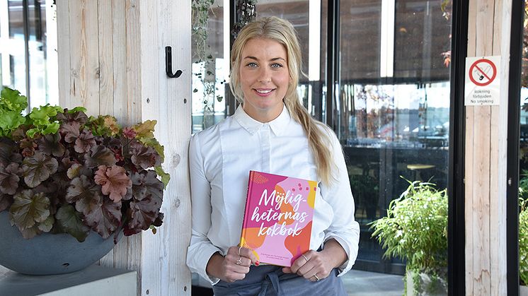 Frida Ronge med den nya boken på restaurang TAK (Bild: Tim Olsson)