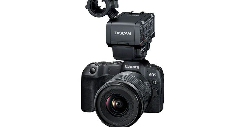 Canon EOS R8_FrontSlantLeft_RF15-30mm_XLR