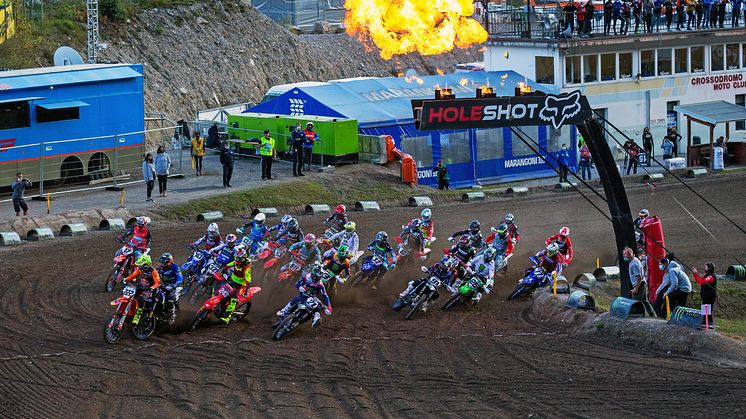 好スタートを切るMonster Energy Yamaha Factory MXGPの＃21 ゴーティエ・ポーリンと#91ジェレミー・シーワー