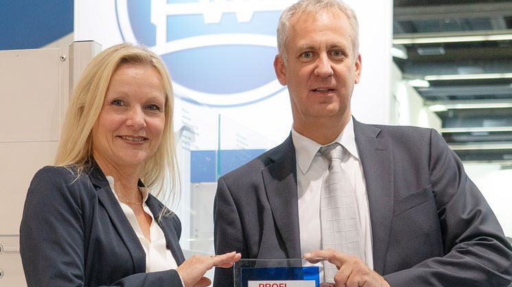 Dirk Hoffmeister, Leiter Aftermarket, und Katrin Köster, Leiterin Unternehmenskommunikation bei BPW, freuen sich über die Auszeichnung. 