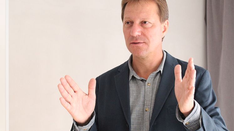 Bostadsbristen beror på bristande politisk analys, säger Lennart Weiss på Veidekke