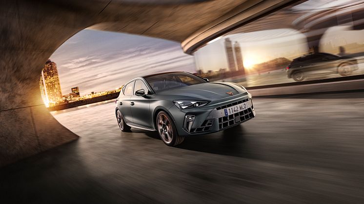 grey-hybrid-new-cupra-leon-2024-motion.jpg