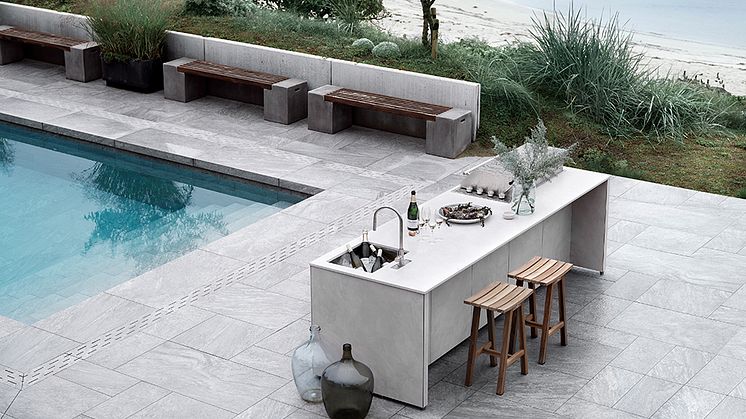 I denna uppställning ryms allt du behöver för din matlagning utomhus. Djupet på köksön ger möjlighet till sittplatser. Köket är beklädd med det keramiska materialet Dekton®. Här i utförandet Albarium.