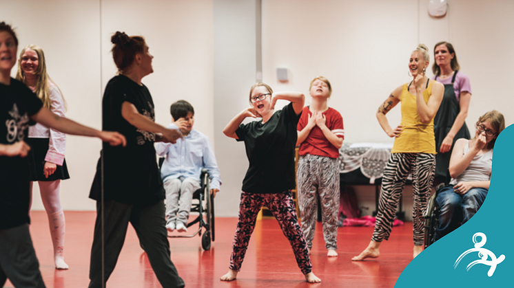 bild på ungdommar som är på dansworkshop