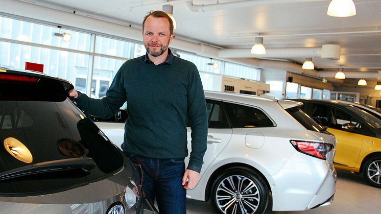 I salgstoppen: Bjørnar Hansen, assisterende daglig leder for Toyota forhandlerne Nordvik er fornøyd med utviklingen. Foto: Nordvik AS.