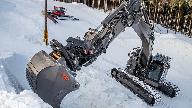 Volvo ECR355E bygger half pipe i Falu Snowpark