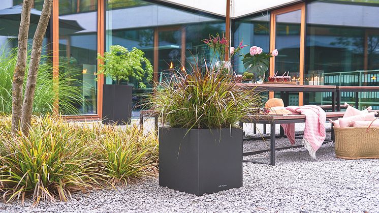 Die Naturstein-Optik harmoniert mit jedem Garten- oder Terrassenstil, kann aber auch als Eyecatcher besonders inszeniert werden.