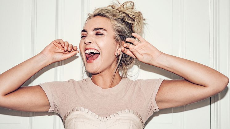 Nominerad som Årets Nyhet är produkten Detox & Glow Essence av Narcissa by Urtekram