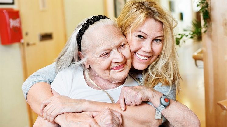 120 anställda och vikarier inom äldreomsorgen har ansökt om att få utbilda sig till vårdbiträde eller undersköterska med full lön under tiden.