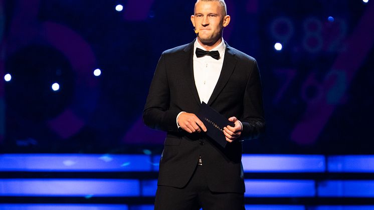Robin Jansson delar ut pris till Årets Nykomling