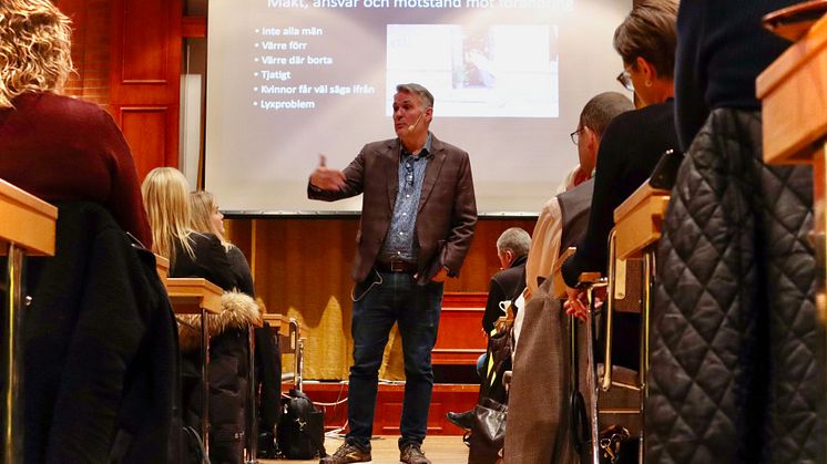 Ca 80 personer var på plats på Quality Hotel Galaxen i Borlänge, för att lyssna till Jesper Fundberg, fil.dr inom maskulinitetsforskning och verksam lärare på polisprogrammet i Malmö. Foto: Daniel Elfving
