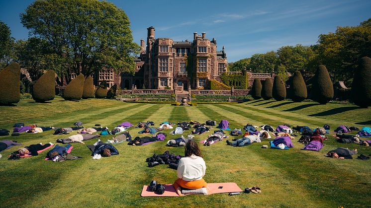 Yoga på Tjolöholms Slott med yogaläraren Josefin Andersson.