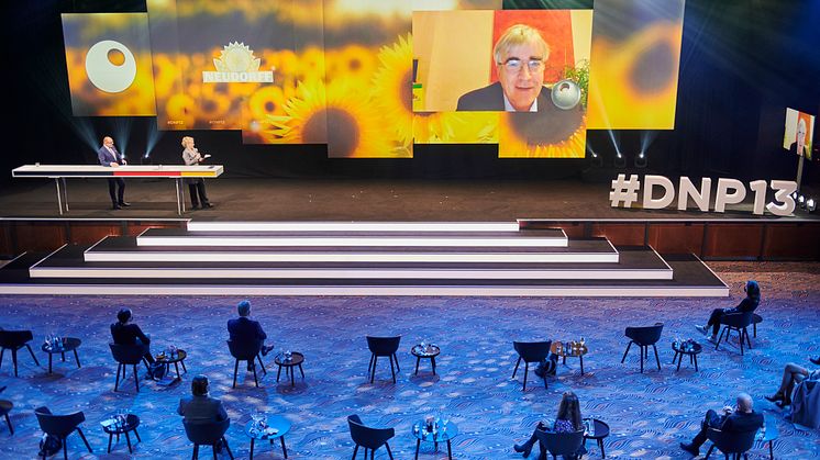 Hans-Martin Lohmann, W. Neudorff GmbH KG -yhtiön toimitusjohtaja ja osakas, vastaanottamassa saksalaista kestävän kehityksen palkintoa (Deutscher Nachhaltigkeitspreis) digitaalisessa palkintojenjakotilaisuudessa. Tekijänoikeus: Christian Koester