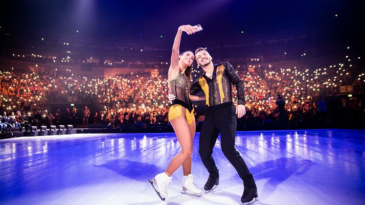 Sarah Lombardi feiert emotionale HOLIDAY ON ICE Showpremiere inmitten ihrer Familie und Freunde in Köln 