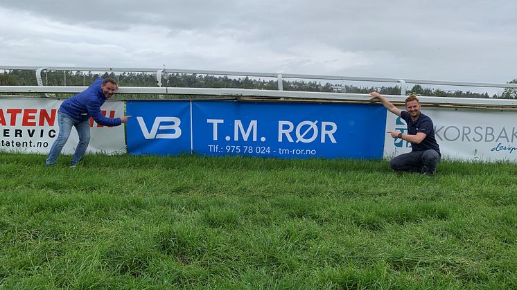 VB T.M. Rør er godt synlige  på Øvrevoll Galoppbane på Jar. Daglig leder Tom Marius Wilhelmsen viser stolt fram sitt nye VB-banner sammen med Kristoffer Adde, regionsansvarlig i Øst.