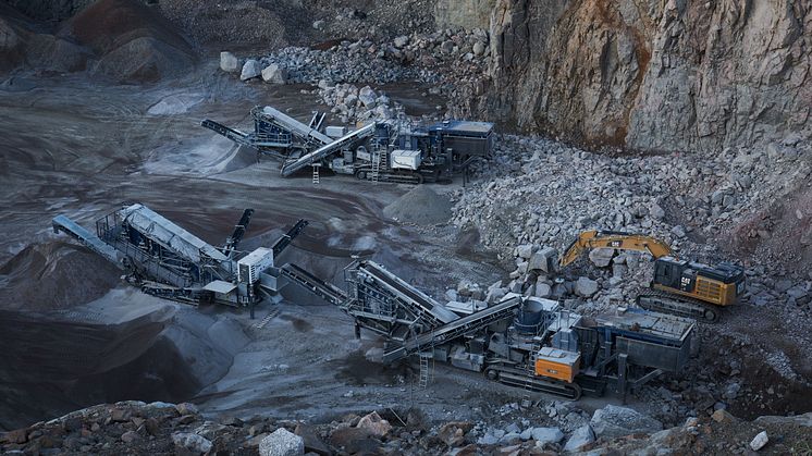 Krossanläggning med Caterpillar grävmaskin och generatoraggregat, Wallbergs