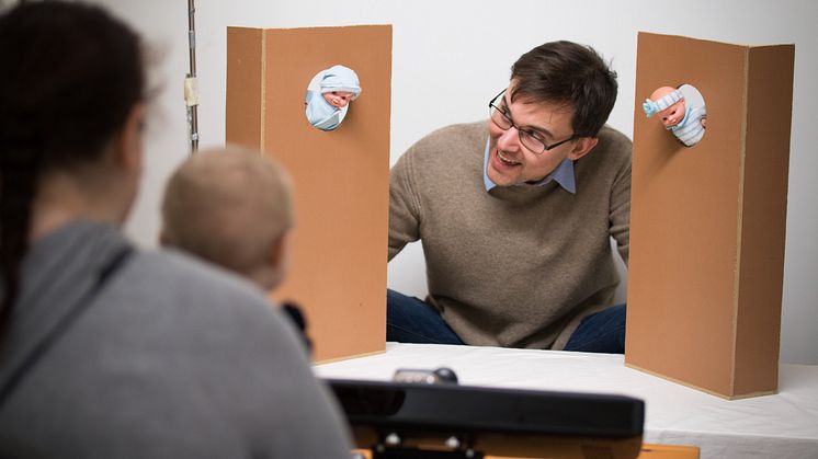Terje Falck-Ytter, institutionen för psykologi och Uppsala Barn- och Babylab vid Uppsala universitet under ett experimentet som undersökte initiering av delad uppmärksamhet hos spädbarn.