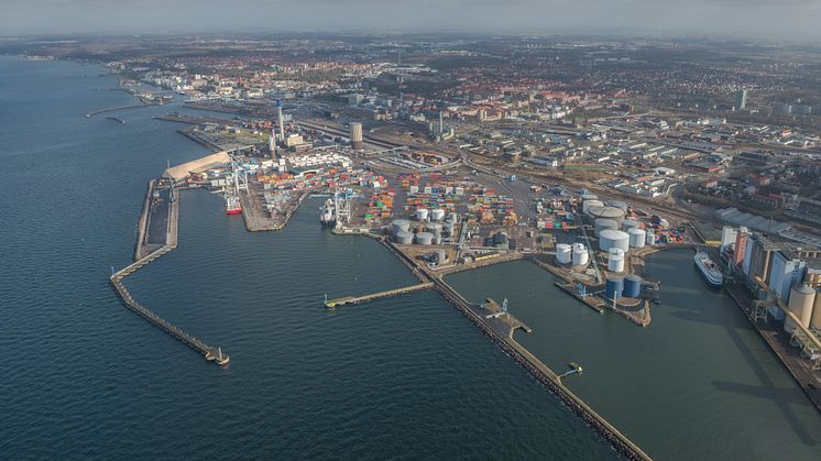 Hamnens anläggning är stor och i ansvaret ingår ca 50 fastigheter, markyta på över 800 000 m2 med omfattande järnvägsspår, vattenområde på drygt 700 000 m2 samt ca 3,5 mil kaj och tre stycken färjelägen