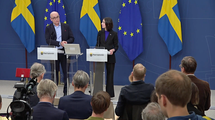 Bild från Regeringens presskonferens, John Hassler och Romina Pourmokhtari